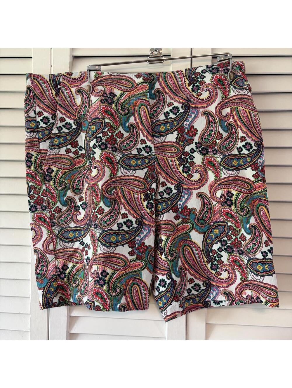 Izod Golf ladies Size 14 White Paisley Golf Shorts with Floral Accents